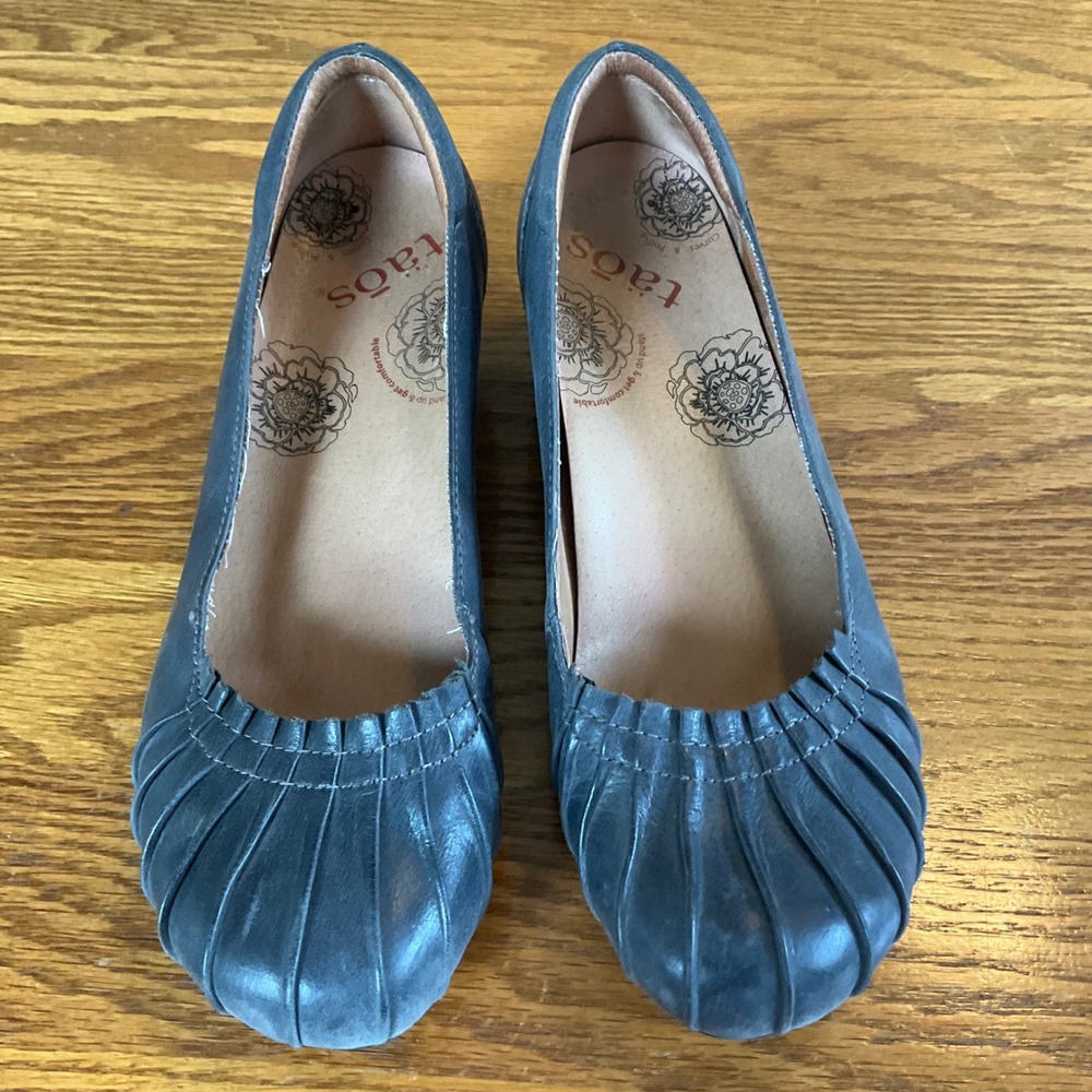 Taos Calypso‎ Pumps Women 8 Blue Gray Leather Pleated Toe Low Block Heel - Picture 2 of 8